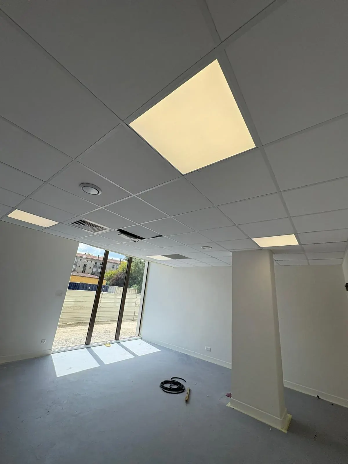 Bureau rénové avec dalles LED encastrées au plafond