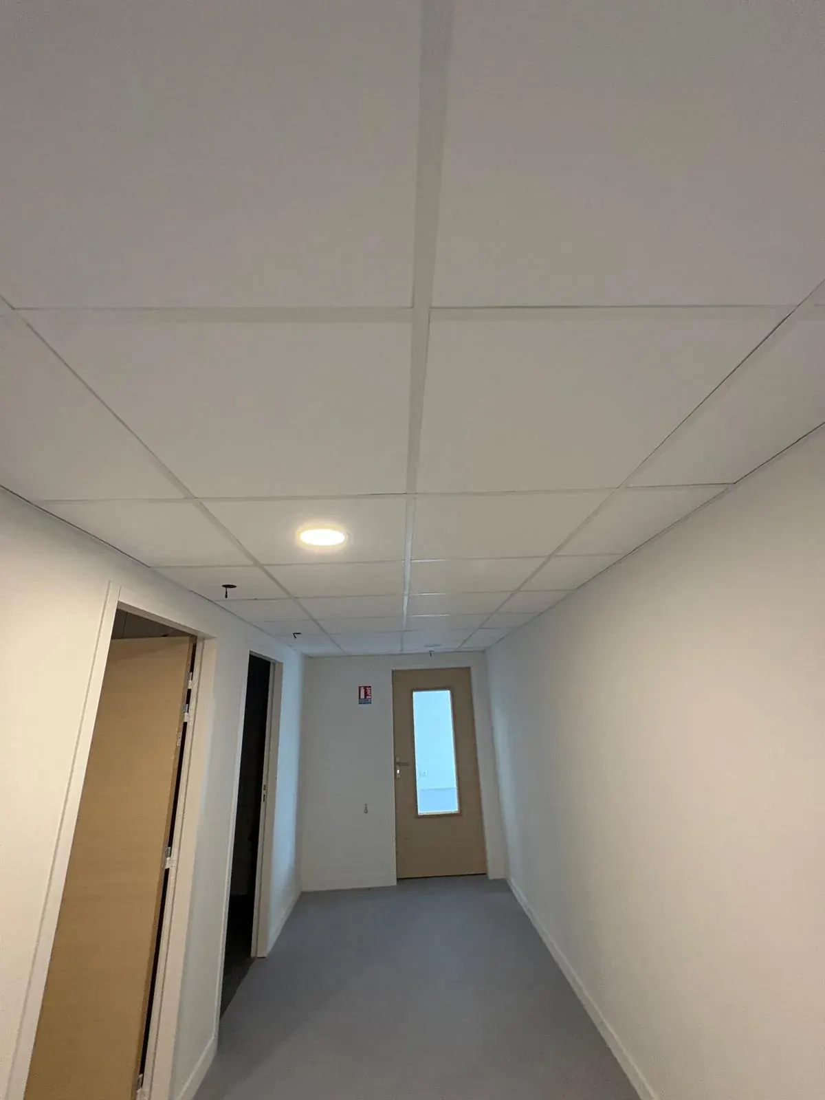 Couloir rénové avec spots encastrés au plafond