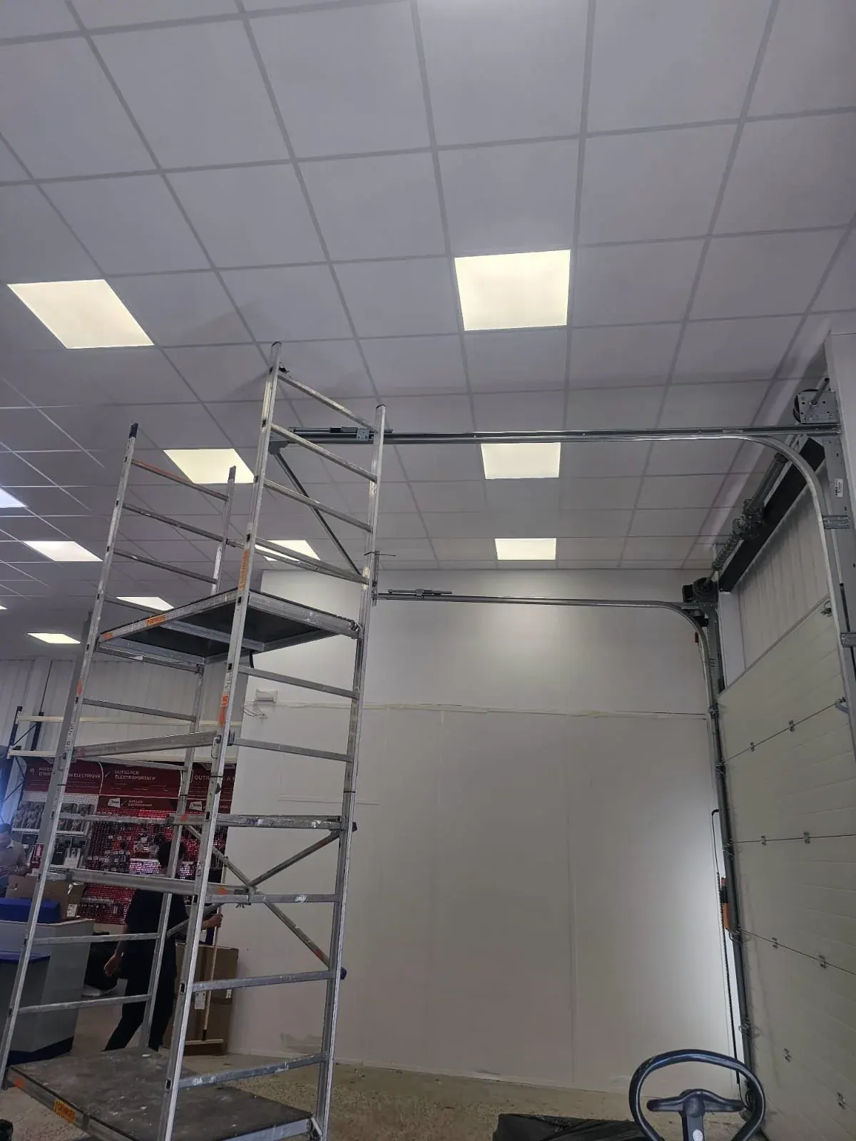 Faux plafond équipé de dalles LED dans un local rénové à Ambarès-et-Lagrave
