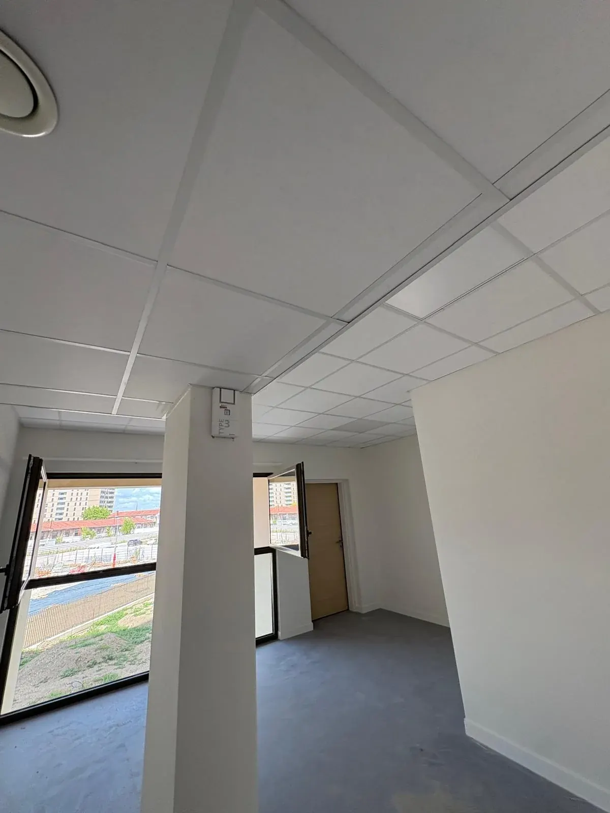 Bureau équipé de son éclairage après rénovation