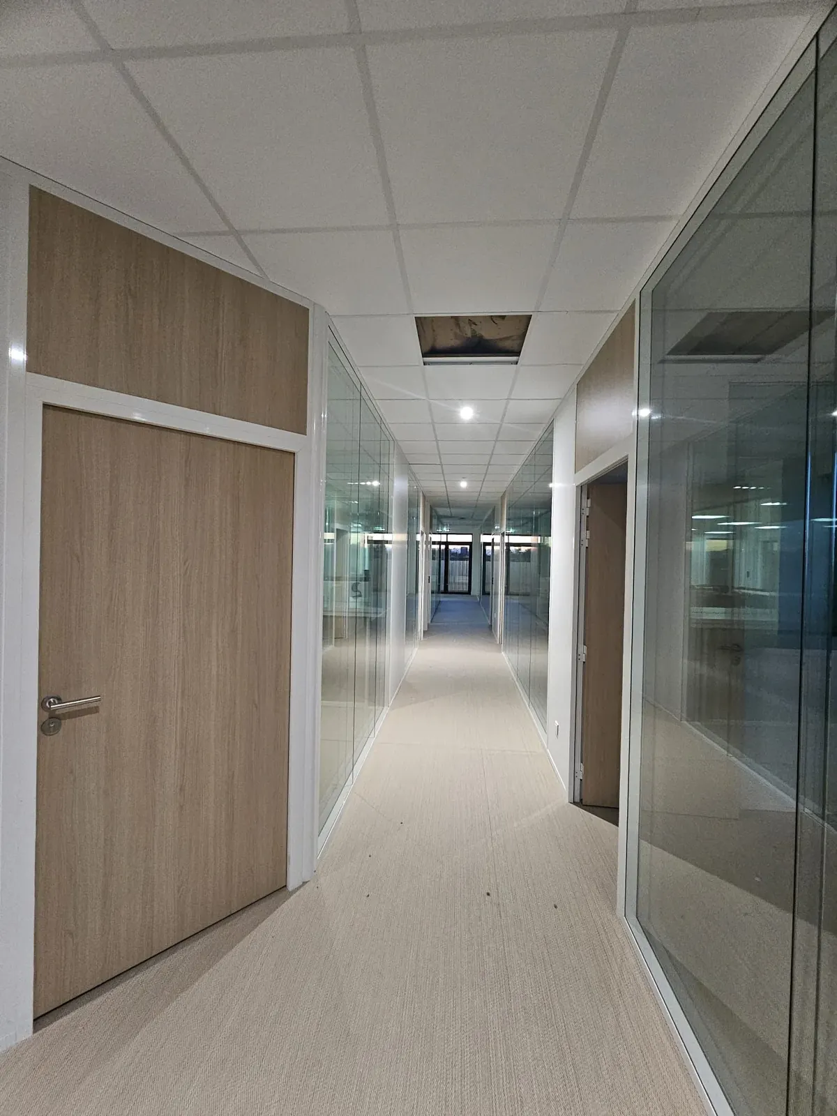 Couloir de bureaux rénové avec cloisons vitrées et portes bois à Ambarès-et-Lagrave