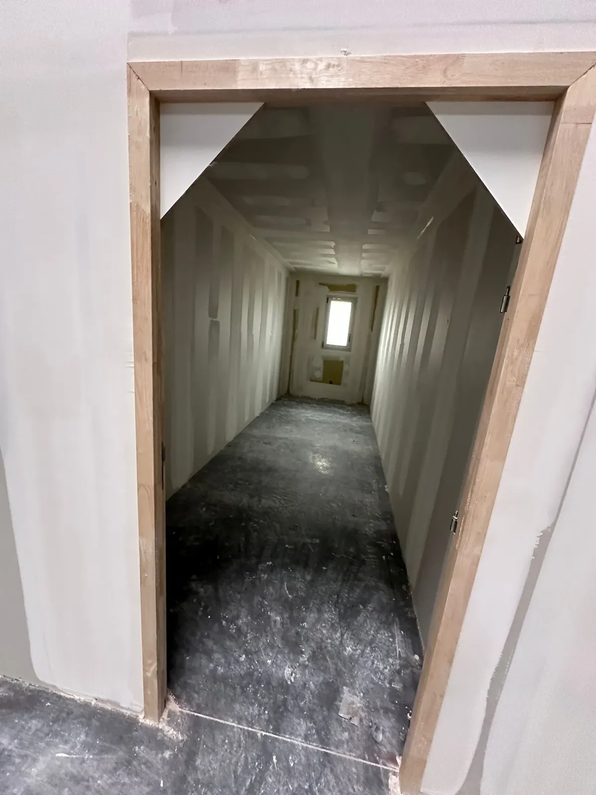 Huisserie bois encadrant l'accès à un couloir rénové