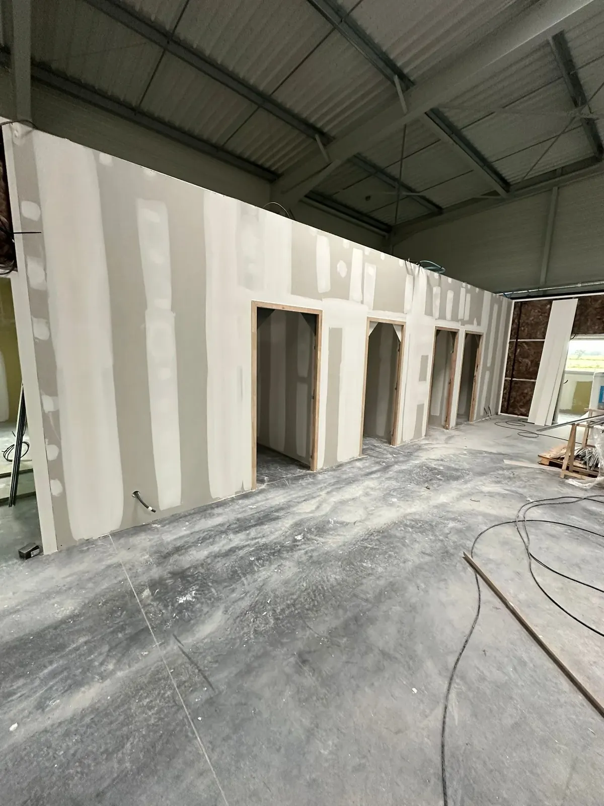Huisseries bois posées dans une cloison en plaques de plâtre