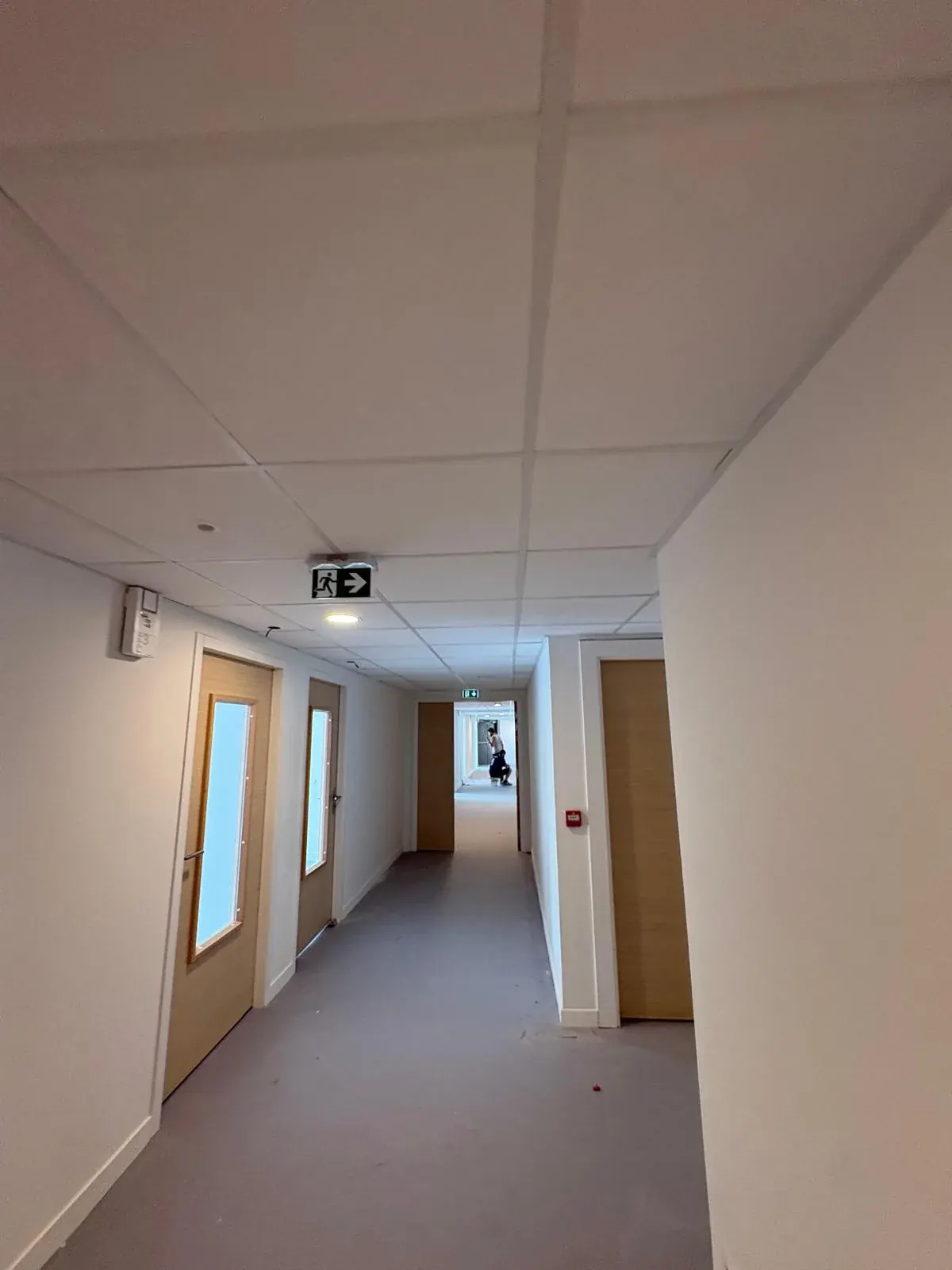 Couloir rénové et repeint avec ses portes