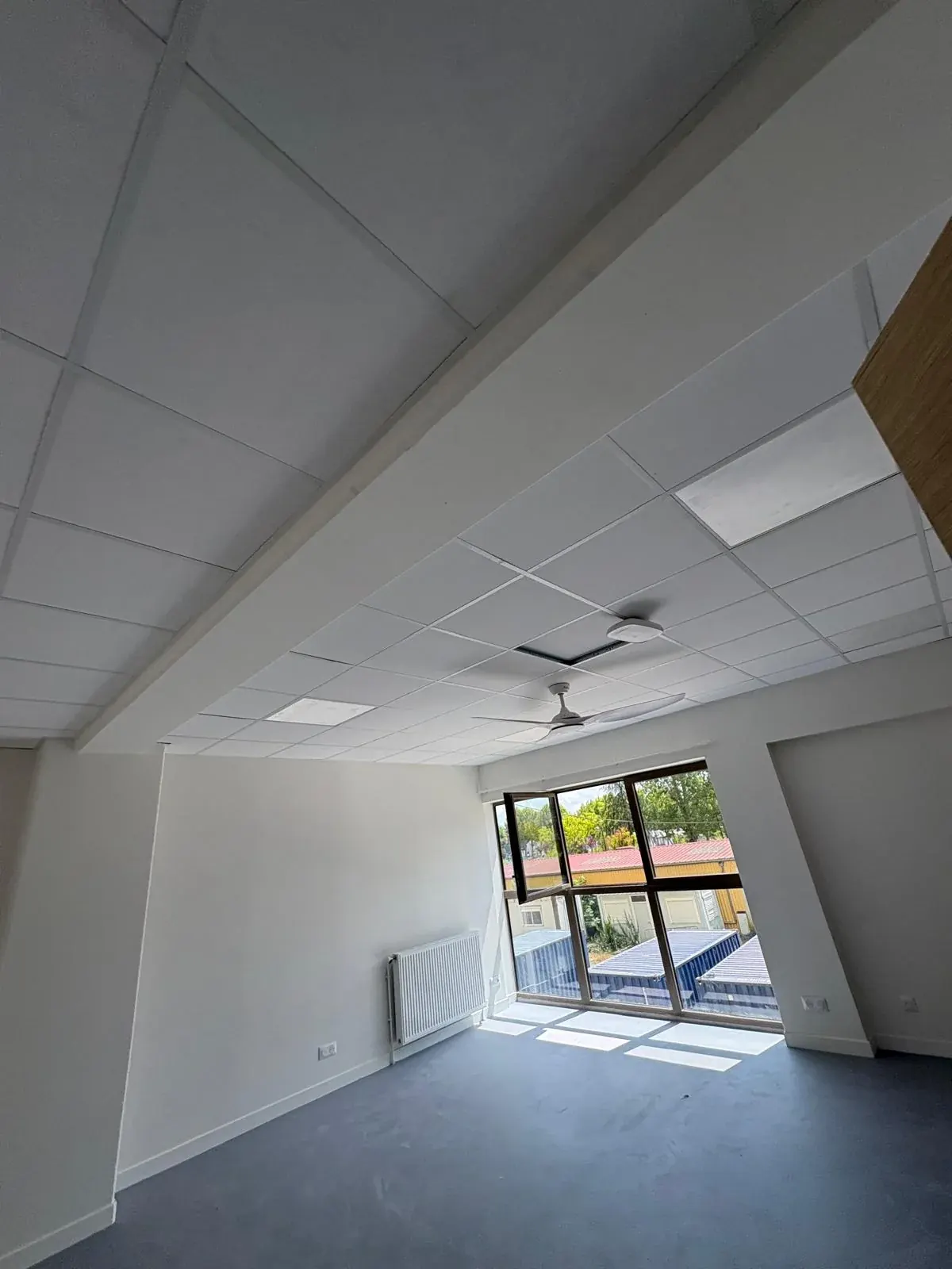 Pièce claire aux murs peints et plafond terminé