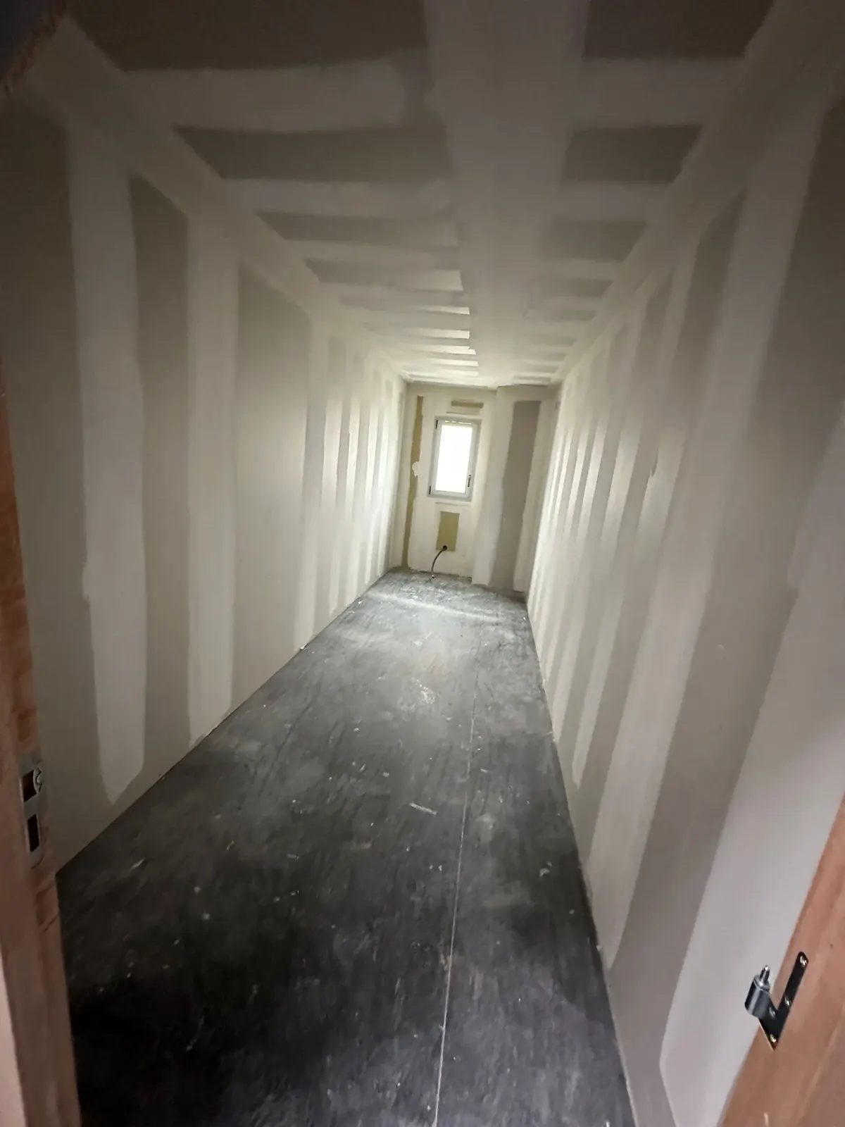 Couloir doublé en plaques de plâtre avec joints bandés