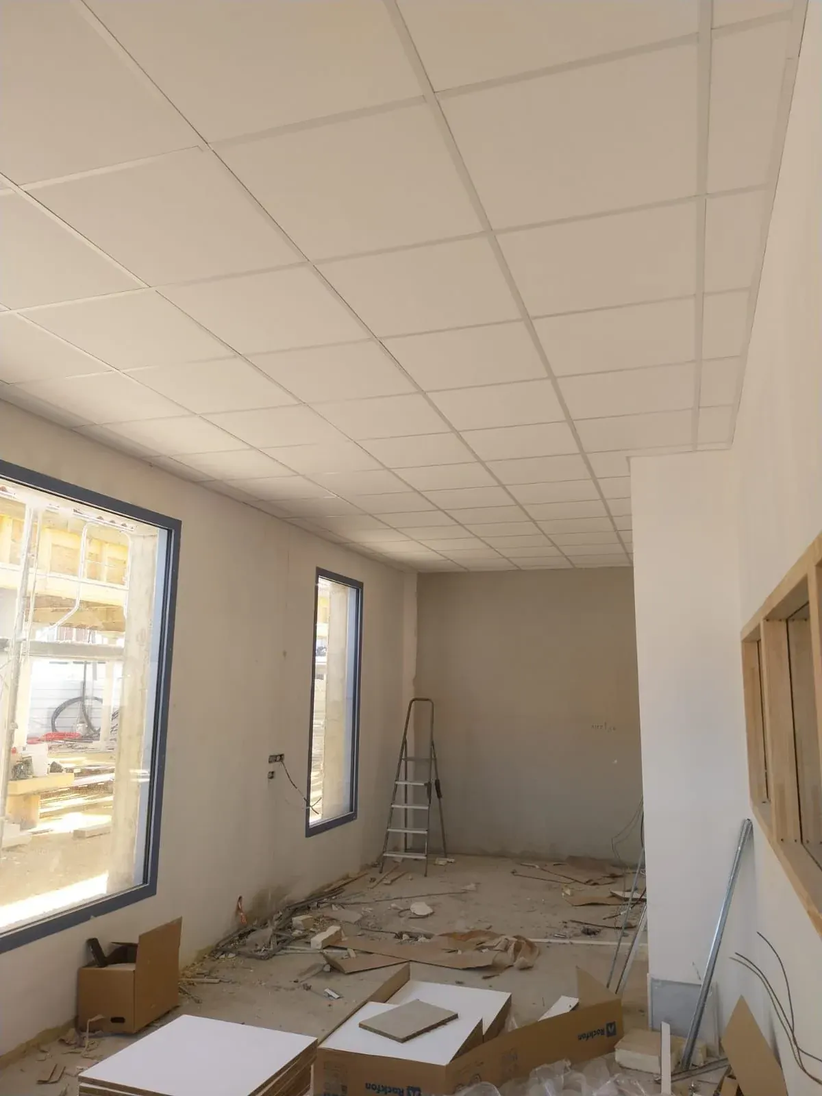 Pièce équipée d'un faux plafond en dalles après intervention
