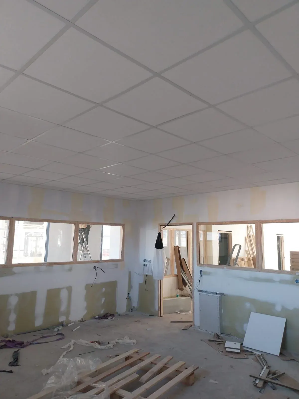 Salle équipée d'un faux plafond en dalles