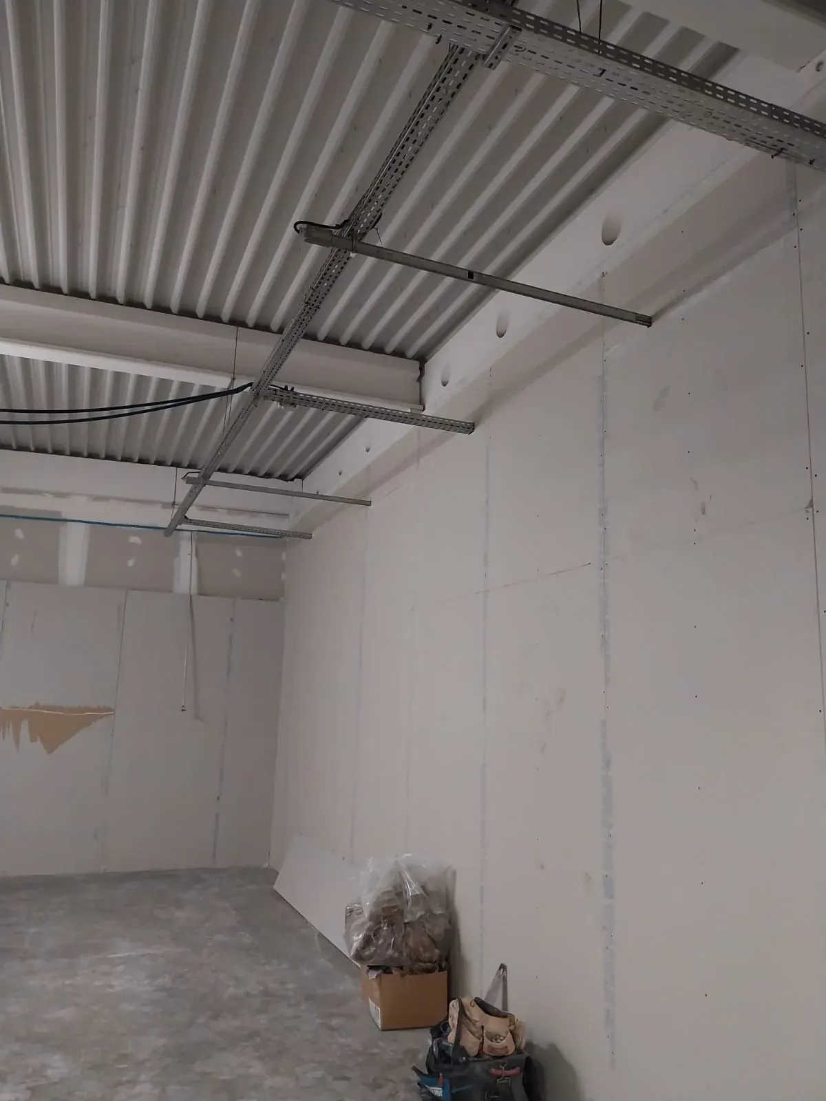 Chemins de câbles installés en plafond d'un local professionnel