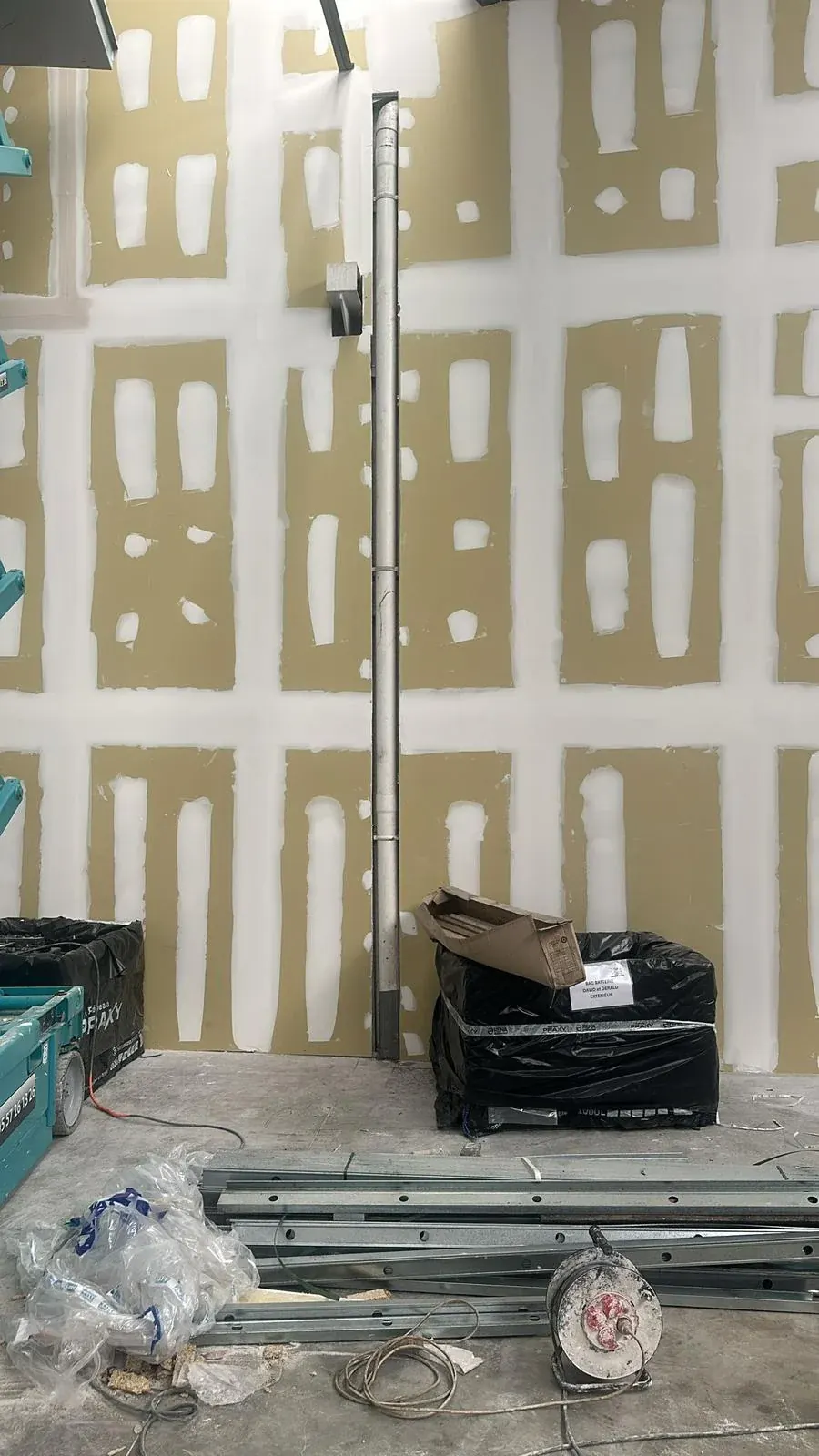 Réseau de ventilation encastré dans un mur en cours de finition