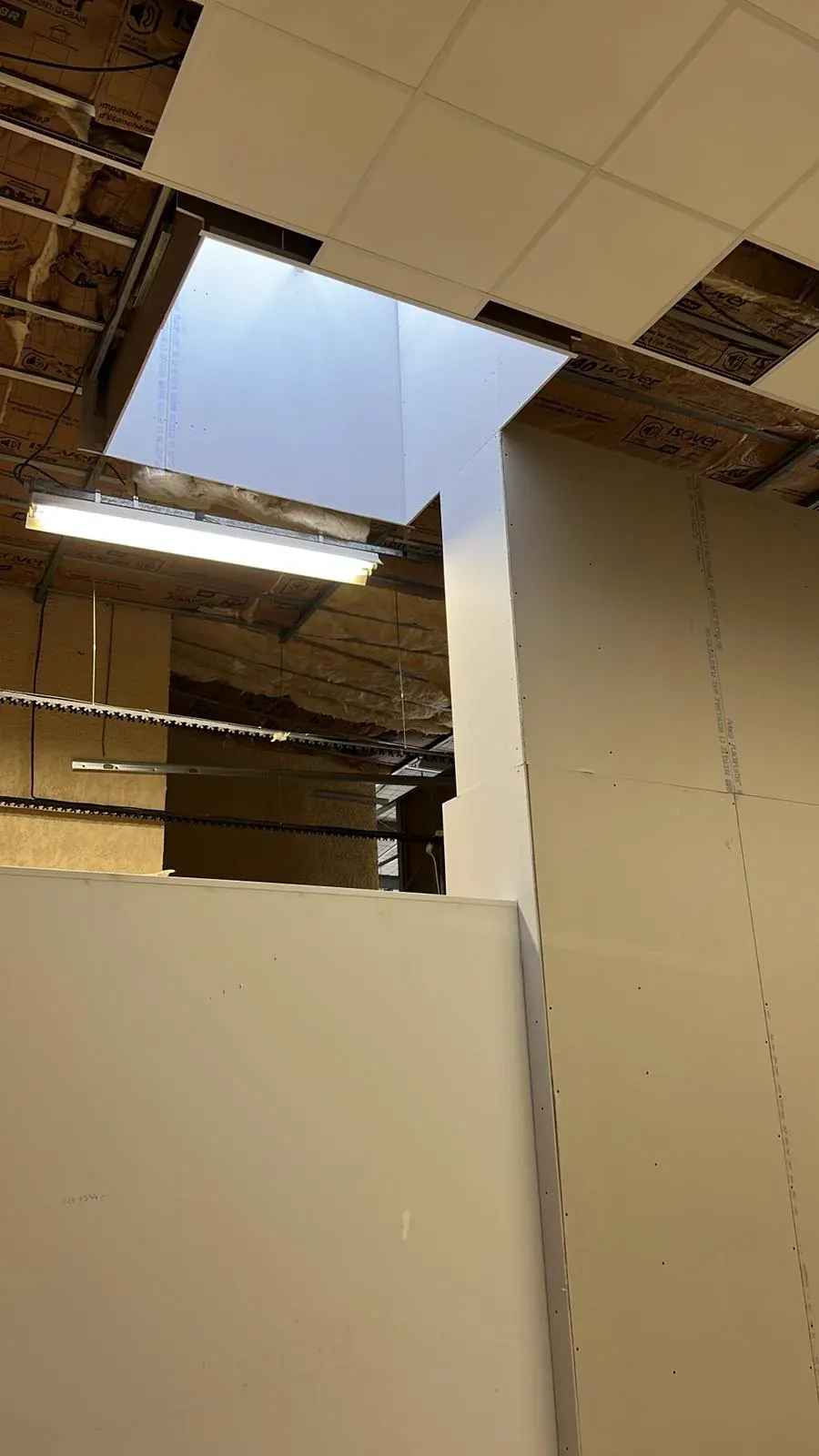 Trémie dans un faux plafond avec isolant en laine minérale