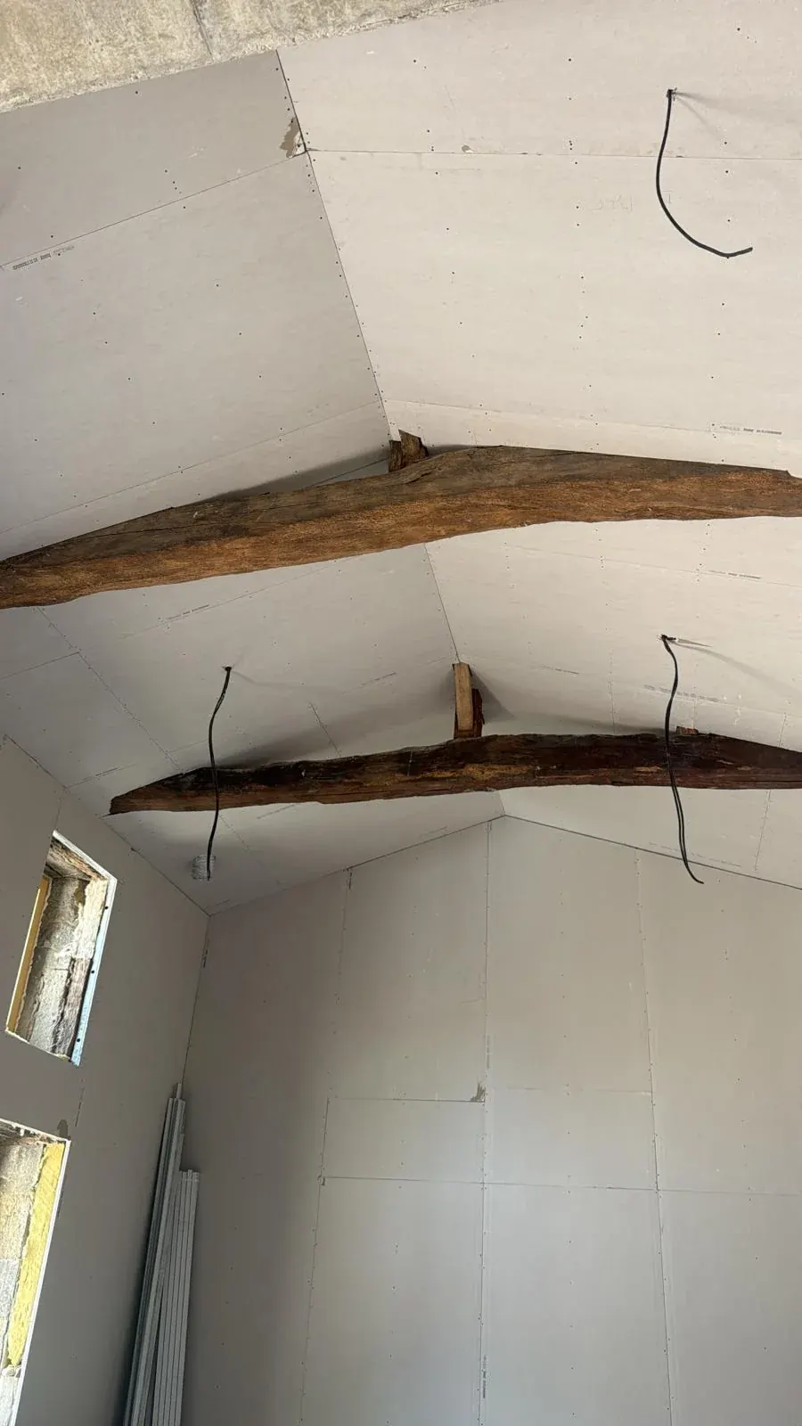 Rampants doublés autour de poutres anciennes conservées